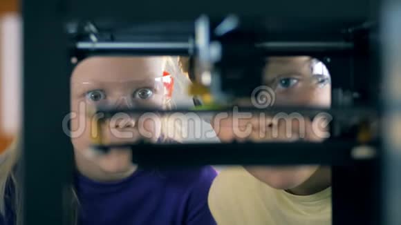 在实验过程中通过实验装置将孩子们的脸封闭起来视频的预览图