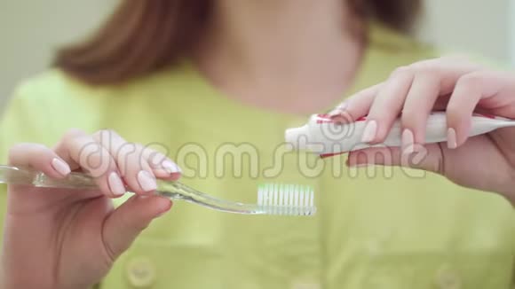 医生用手在牙刷上挤牙膏晨牙护理概念视频的预览图
