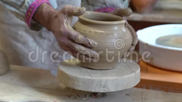 创造白色粘土特写花瓶作坊里的雕刻家用粘土做罐子扭曲锅的车轮视频的预览图