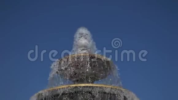 喷泉古典形式在三个圆形碗与级联喷射在城市公园视频的预览图