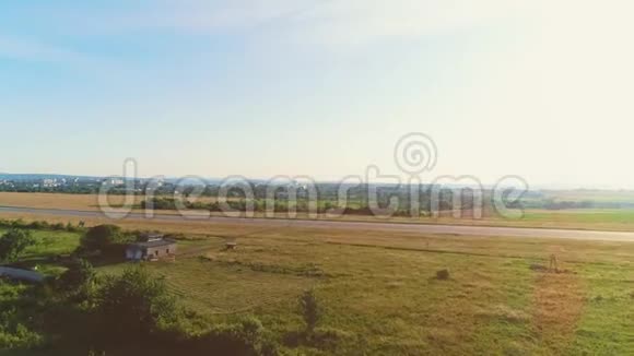 小航空的空中景观位于靠近农村地区4K视频的预览图