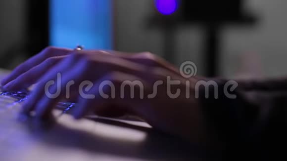 女人使用笔记本电脑关闭手HD股票镜头浅深的领域选择性的焦点女人用手打字视频的预览图