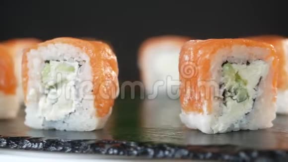 寿司卷在一个圆圈里旋转然后停下来用筷子取一卷美味的快餐视频的预览图