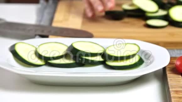 用蔬菜早餐为鳄梨酱准备蔬菜视频的预览图