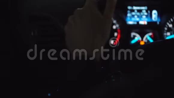 在驾驶汽车的方向盘上男性双手的特写镜头视频的预览图