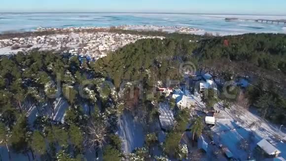 冬天的森林和道路在雪中从鸟瞰视频的预览图