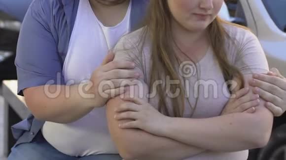 男人吵架后抱着伤心的女朋友关系和家庭问题视频的预览图