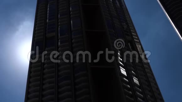 建筑轮廓与阳光耀斑在白天视频的预览图