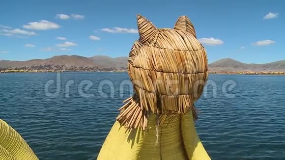 秘鲁提蒂喀卡湖芦苇船上的乌罗斯猫头视频的预览图