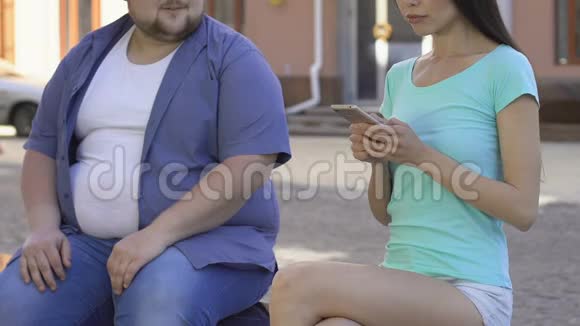 不幸运的肥胖男人和漂亮苗条的女人调情外表不安全视频的预览图