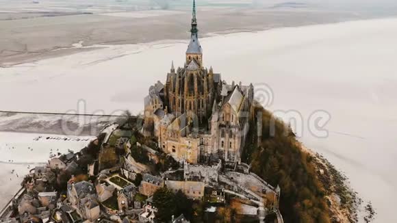 在雾天无人机在著名的圣米歇尔山古老的潮汐岛城镇堡垒和旅行地标周围飞行视频的预览图