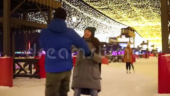 快乐的一对情侣携手滑冰视频的预览图