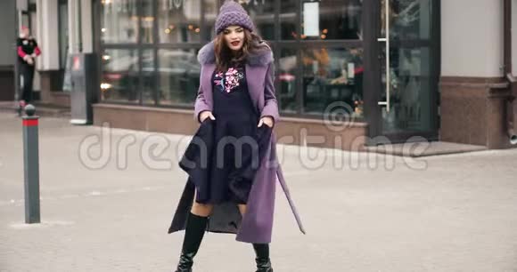 穿着紫色和紫色的时髦女士在街上跳舞视频的预览图