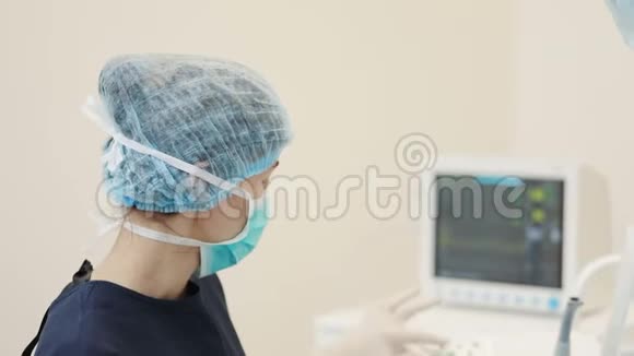一位女牙医按下按钮把病人放在牙科椅上视频的预览图