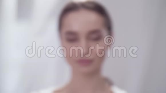 女人面部护理微笑女性触摸面部肌肤视频的预览图