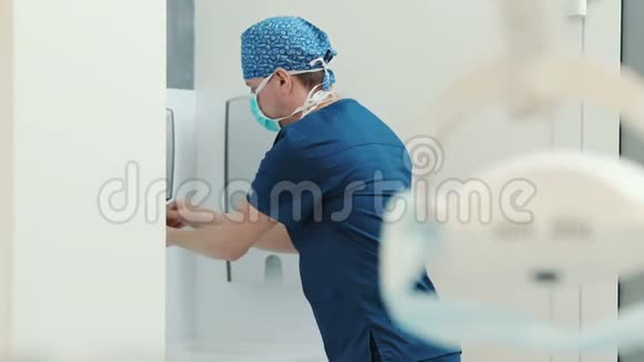 外科医生在外科厕所用口罩洗手视频的预览图