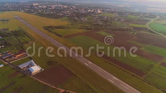 从空中俯瞰小机场起飞失控白色飞机飞过4K视频的预览图
