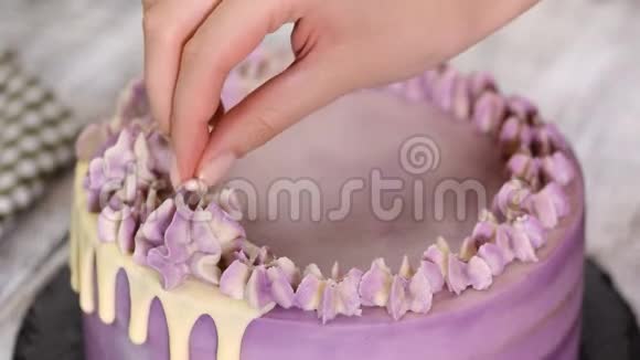 糕点厨师装饰紫色蛋糕视频的预览图