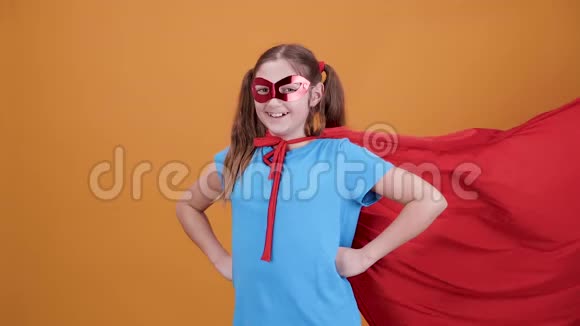 穿着超级英雄服装的小女孩视频的预览图