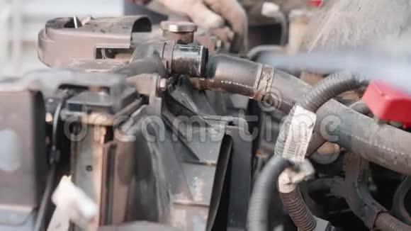工人拧下汽车发动机冷却剂散热器汽车服务事故后的汽车破碎视频的预览图