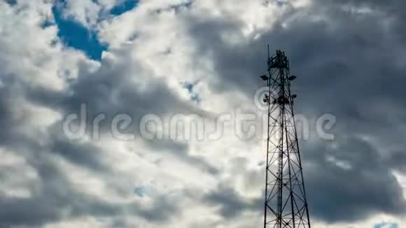 通信塔时间与天空和云背景天线视频的预览图