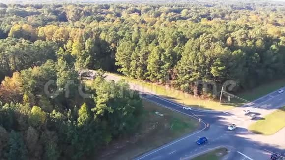 路上有树林的交通视频的预览图