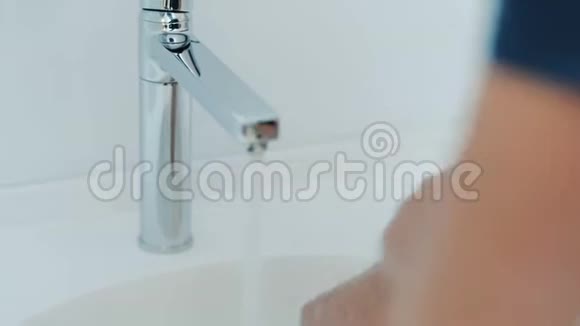 外科医生在外科厕所用口罩洗手视频的预览图