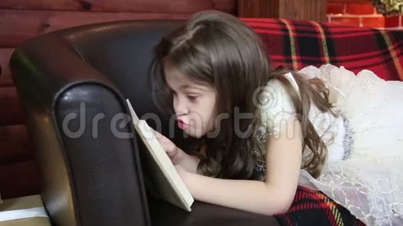 女孩躺在沙发上看书视频的预览图