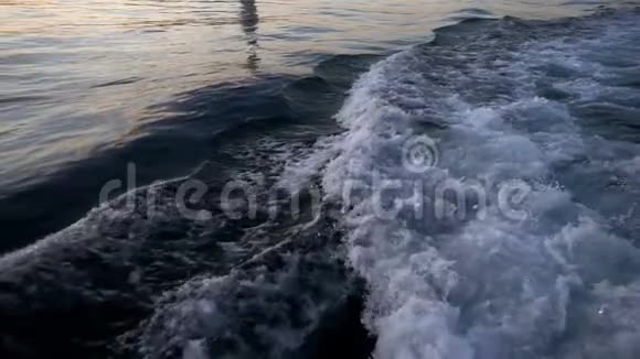 渡船后溅水视频的预览图