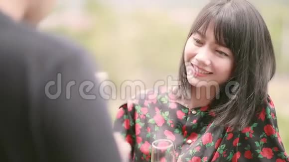 亚洲年轻女子端着酒杯脸上洋溢着幸福的笑容视频的预览图