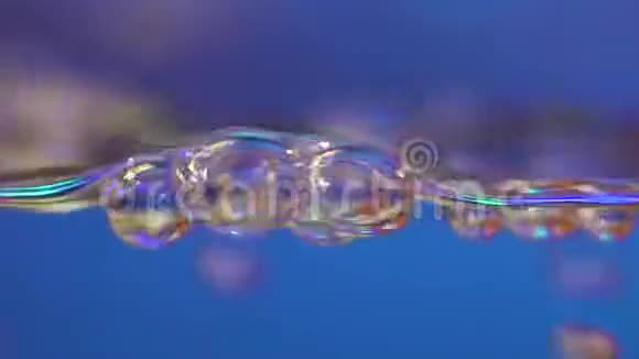 气泡上升到水面侧面有气泡开水视频的预览图
