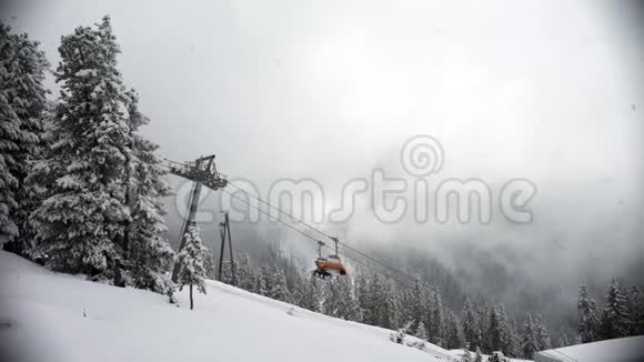 冬天雾天在森林里滑雪奥地利蒂罗尔视频的预览图