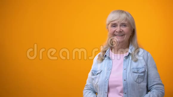 笑容可掬的退休妇女合影爱好放松闲暇时光视频的预览图