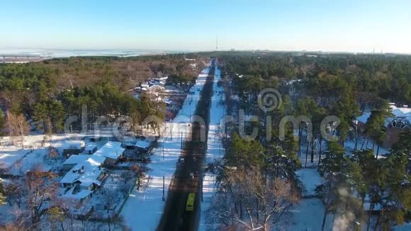 冬天的森林和道路在雪中从鸟瞰视频的预览图