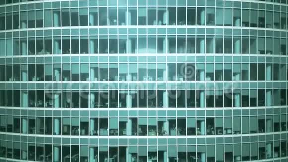 一座普通的现代办公楼的空中拍摄视频的预览图