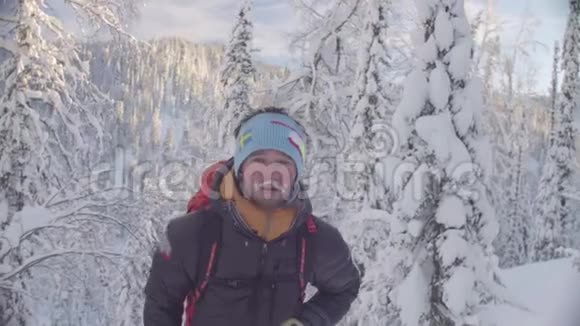 雪林中年轻滑雪者的肖像视频的预览图