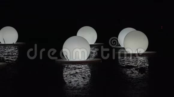 圆形灯具安装在湖面和光线反射4K视频的预览图