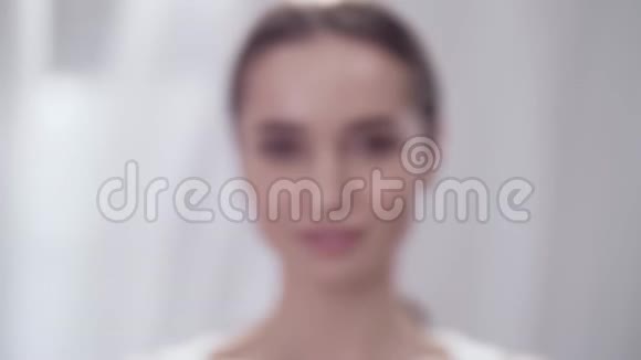 女人面部护理微笑女性触摸面部肌肤视频的预览图