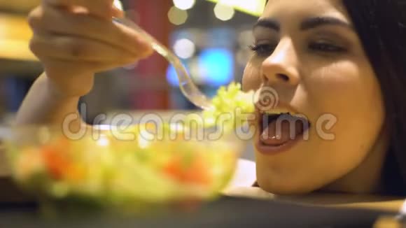 快乐的年轻女士在自助餐特写镜头中吃有机生菜沙拉健康护理视频的预览图