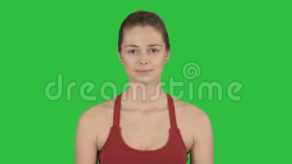 年轻女子在绿色的屏幕上深呼吸铬键视频的预览图