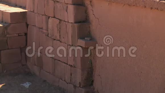 玻利维亚拉巴斯蒂瓦纳库遗址的墙砖视频的预览图