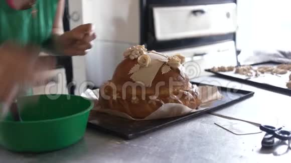 女人面包师装饰圆面包视频的预览图