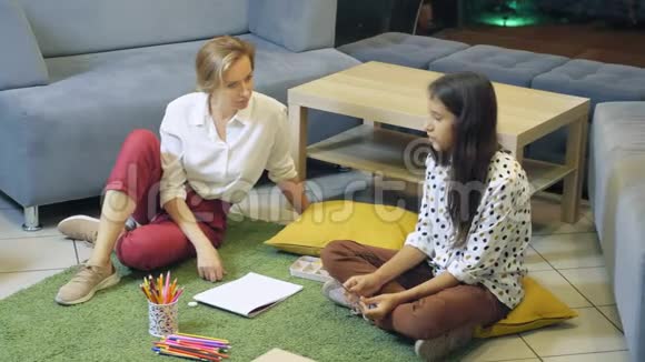 女性心理学家为少女进行诊断投射绘图方法回到学校学习问题视频的预览图