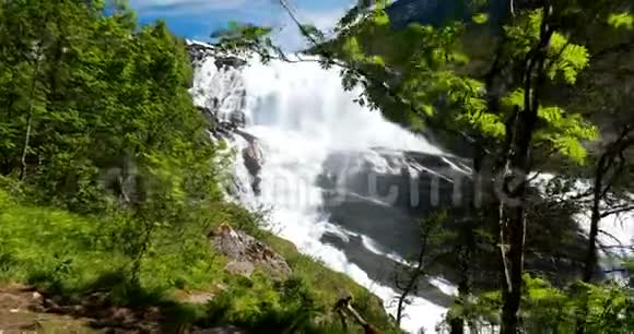 KinsarvikHordaland挪威Hardangervidda山高原的瀑布Nyastolfossen春天阳光明视频的预览图
