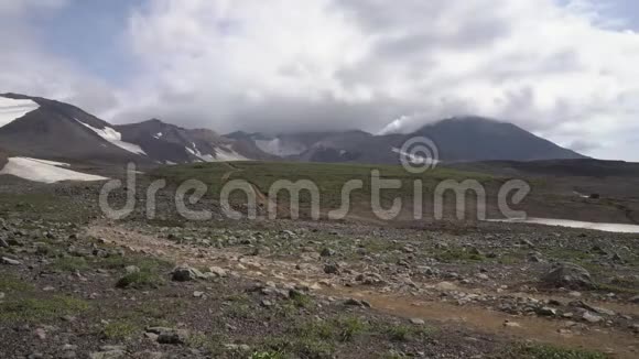 活火山景观火山口喷出地热云时间推移视频的预览图