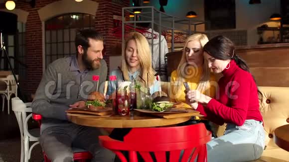快乐公司在咖啡馆里吃美味的快餐时自拍视频的预览图