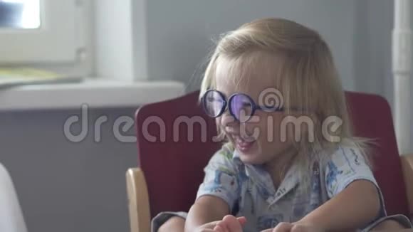 一个戴眼镜的小女孩和她弟弟一起吃早餐视频的预览图