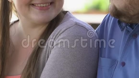 微笑超重女性对待男友炸鸡营养不良视频的预览图