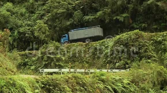 玻利维亚窄险山路卡车视频的预览图