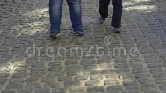 超重的男人和女人几乎不走在城市的街道上肥胖的结果是视频的预览图